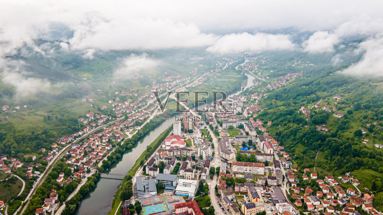 河流附近的房屋照片摄影图片