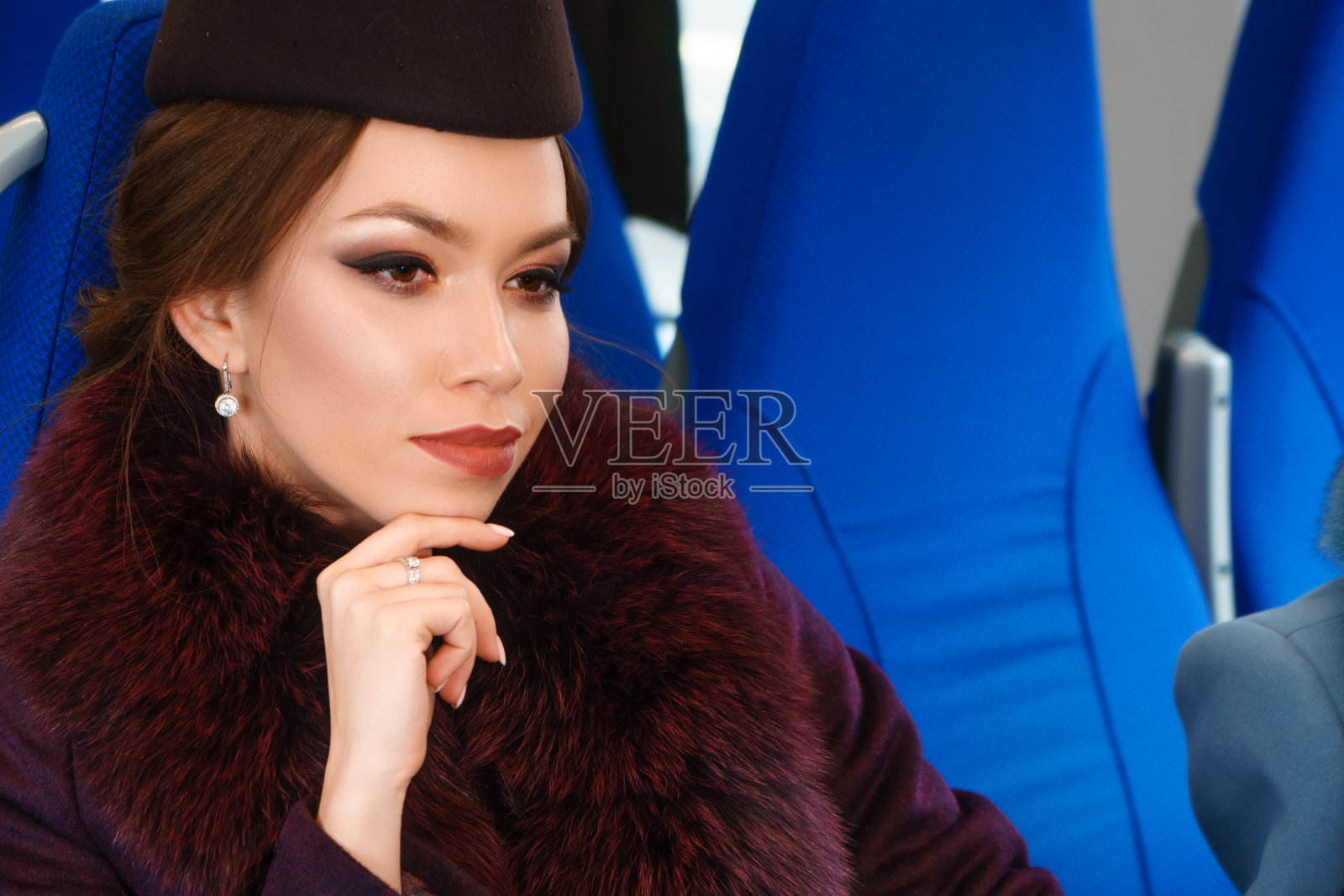 一个漂亮的黑发女人的肖像化妆在火车车厢照片摄影图片