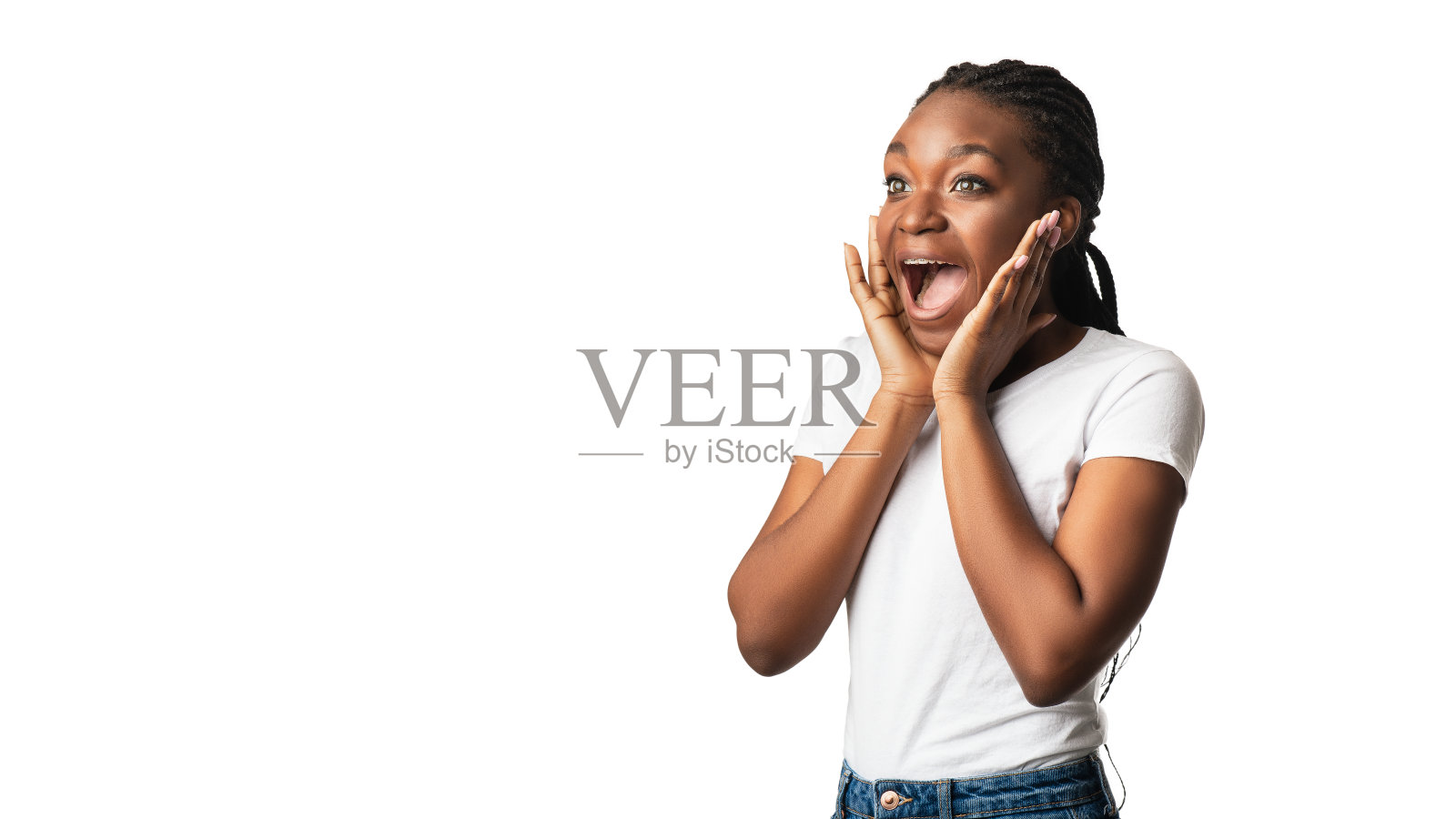 兴奋的年轻非洲女士在白色背景下高呼“Omg”，全景图照片摄影图片