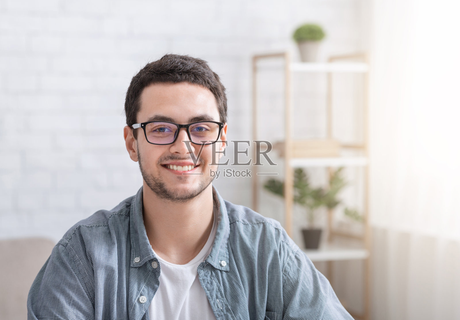 教育会议或在家工作。客厅里有个微笑的家伙照片摄影图片