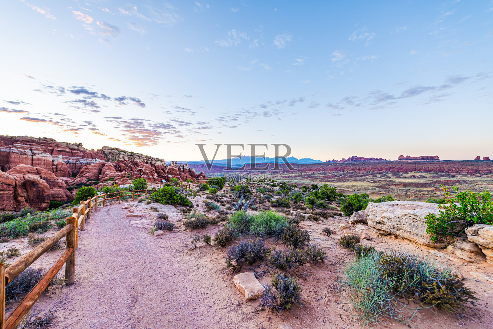 在拱门国家公园，犹他州，美国在炽热的火炉视点与景观和没有人的小径在日出的早晨的宽角度照片摄影图片