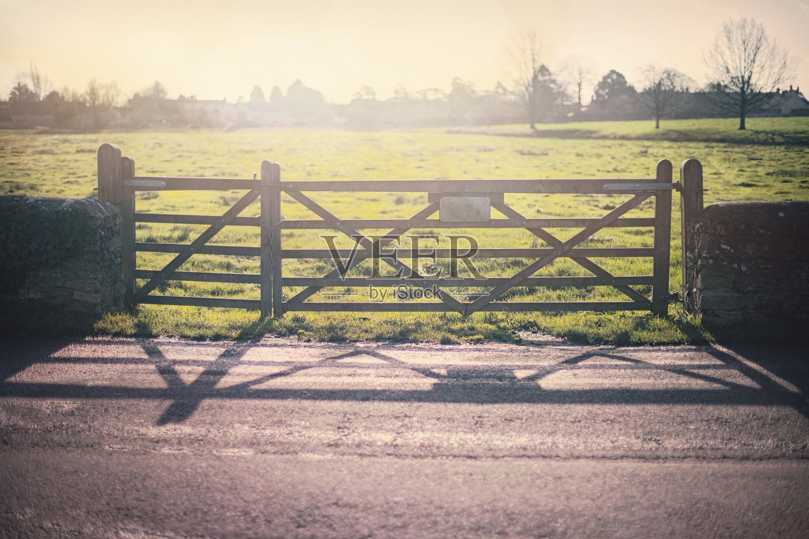 木门在英国农村地区的一个农场在早晨的阳光下。照片摄影图片