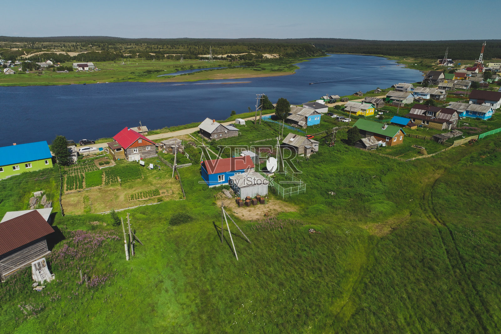 瓦尔祖加河在俄罗斯西北部科拉半岛的鸟瞰图照片摄影图片
