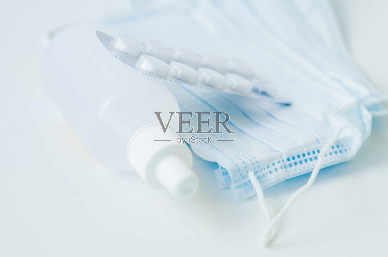 医用防护口罩和药品包装用片剂。保护健康免受病毒侵害的概念。照片摄影图片