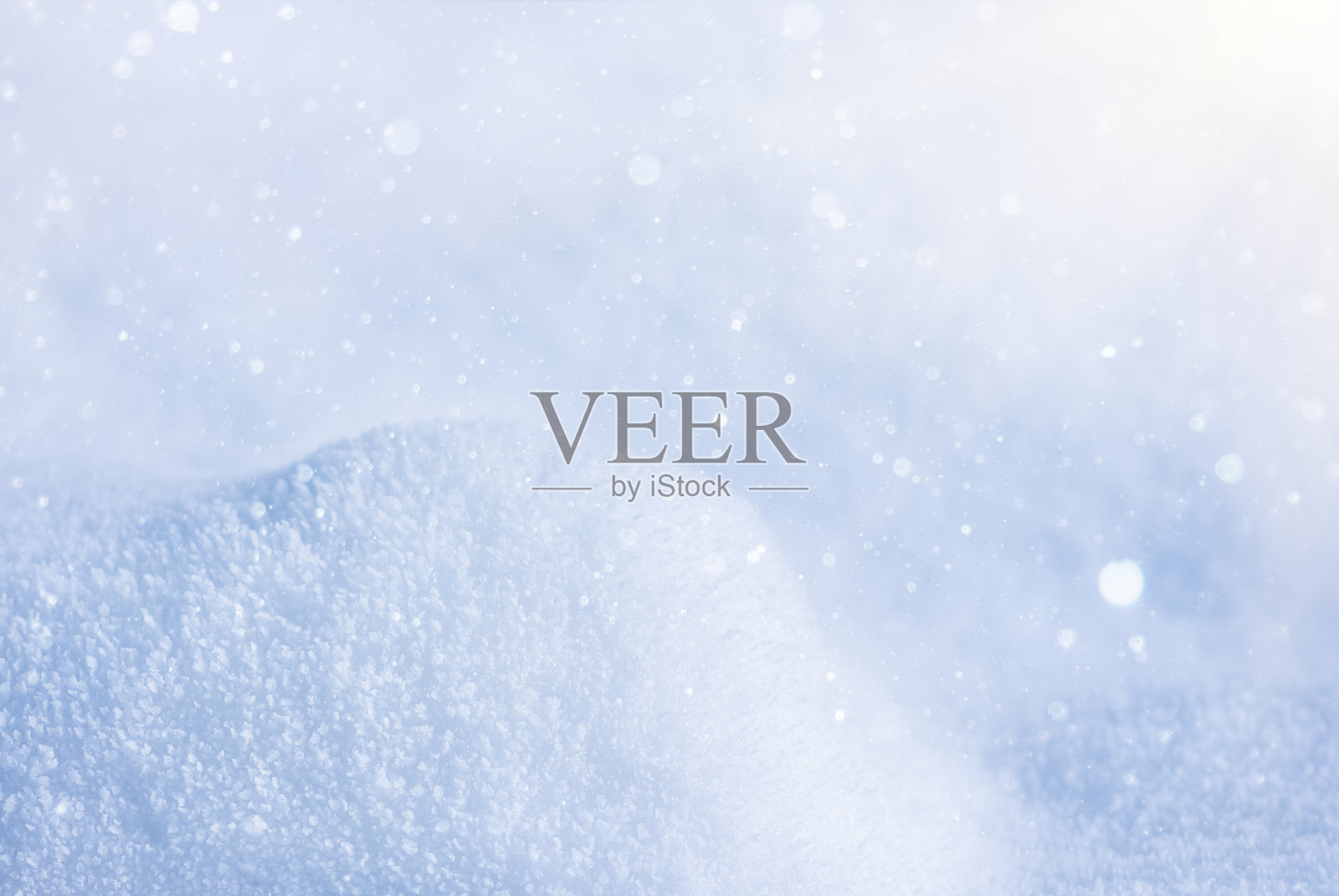 雪堆里的雪在冬天的公园里，冬天的背景照片摄影图片