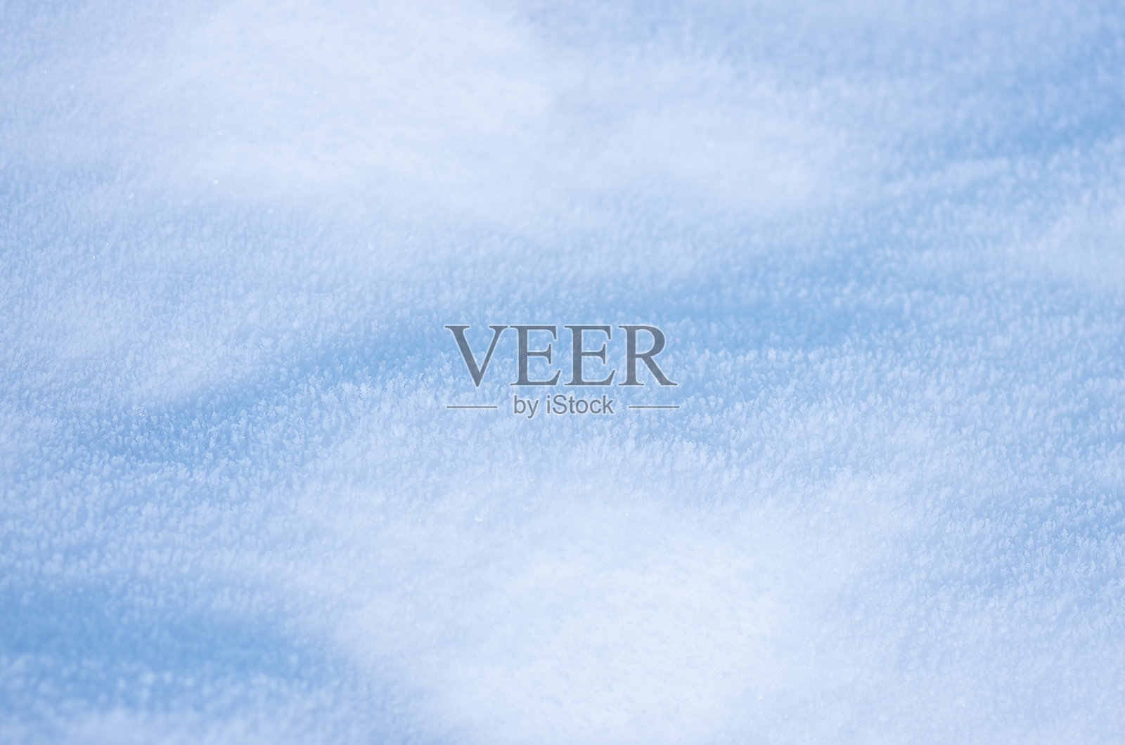 雪堆里的雪在冬天的公园里，冬天的背景照片摄影图片