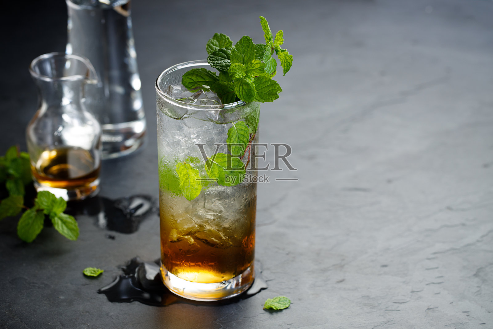 一杯新鲜薄荷叶的冷饮照片摄影图片