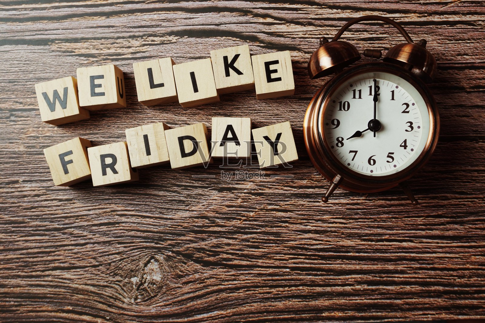我们喜欢星期五字母与闹钟木制背景照片摄影图片