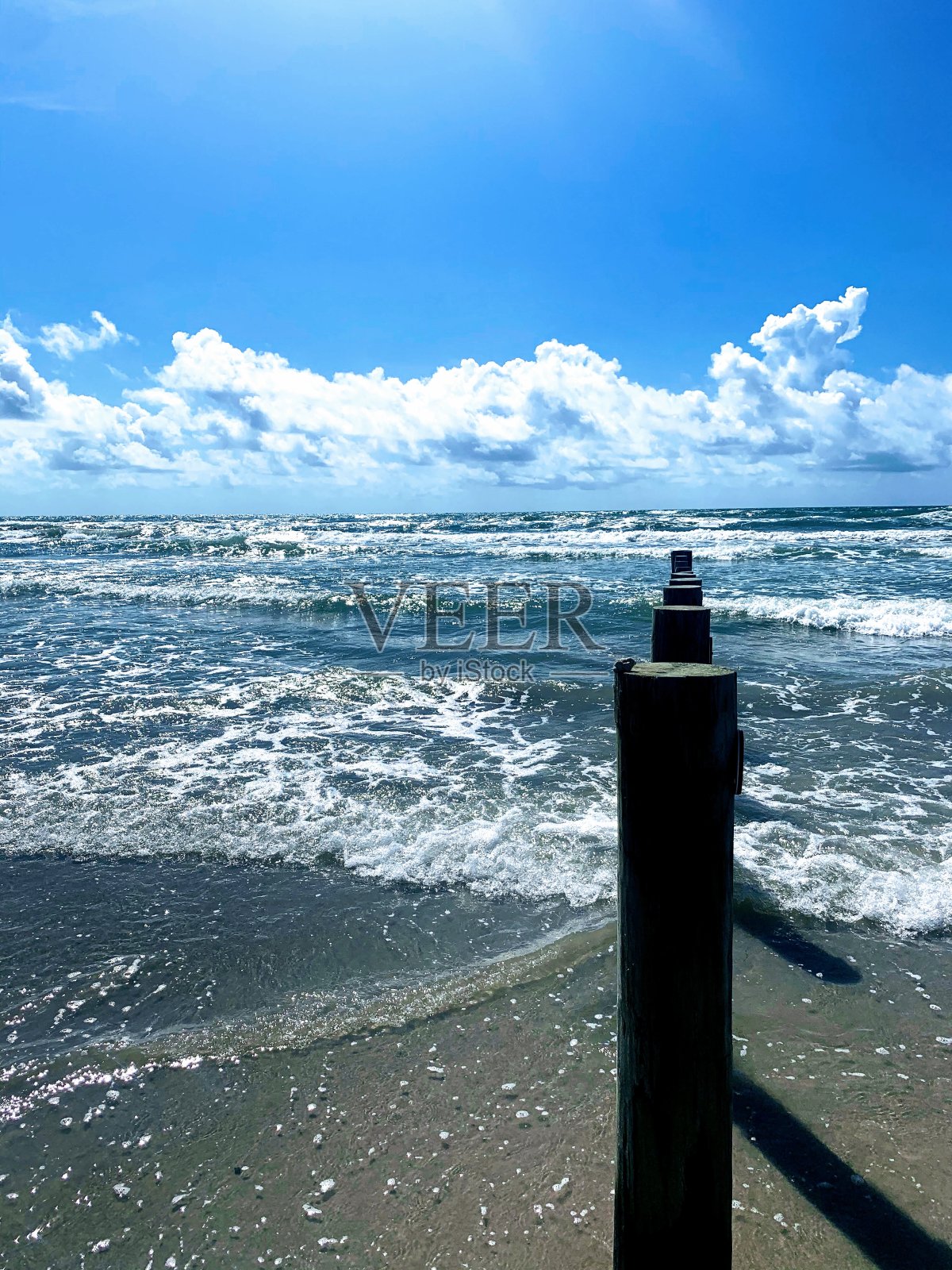 阳光明媚的海滩照片摄影图片