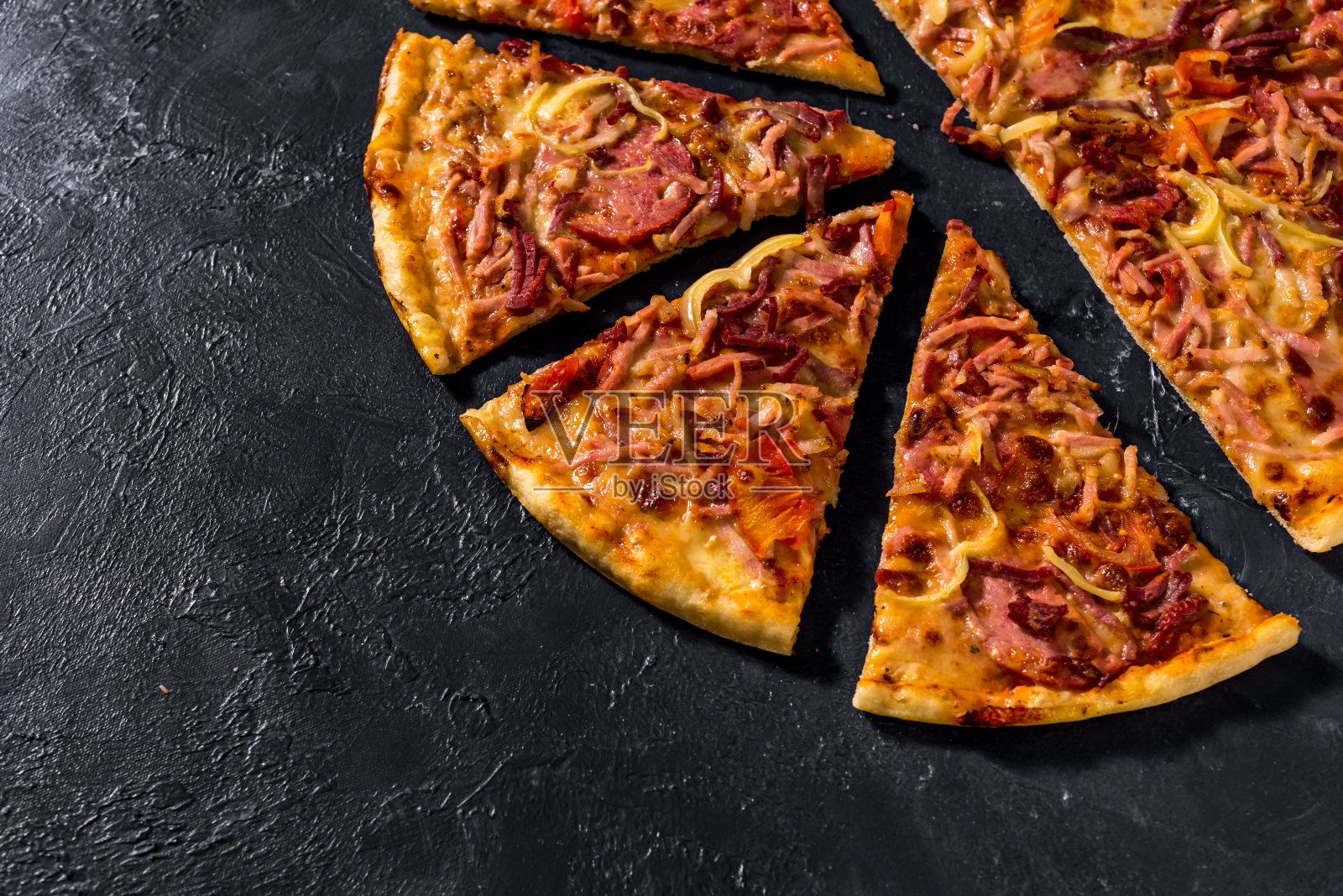 香意大利披萨。食物配料和香料烹饪美味的意大利披萨，蘑菇，番茄，奶酪，洋葱，辣椒，盐，罗勒，橄榄在黑暗的混凝土背景照片摄影图片