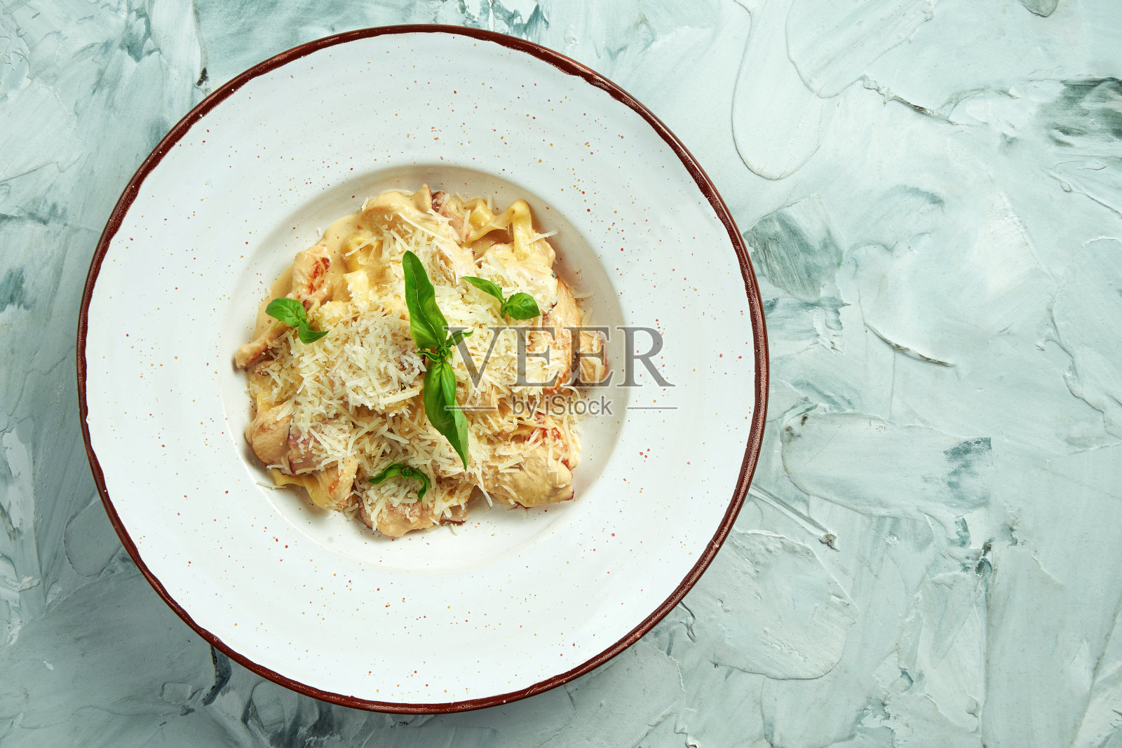 配鸡肉、培根和奶酪的意大利宽面条照片摄影图片