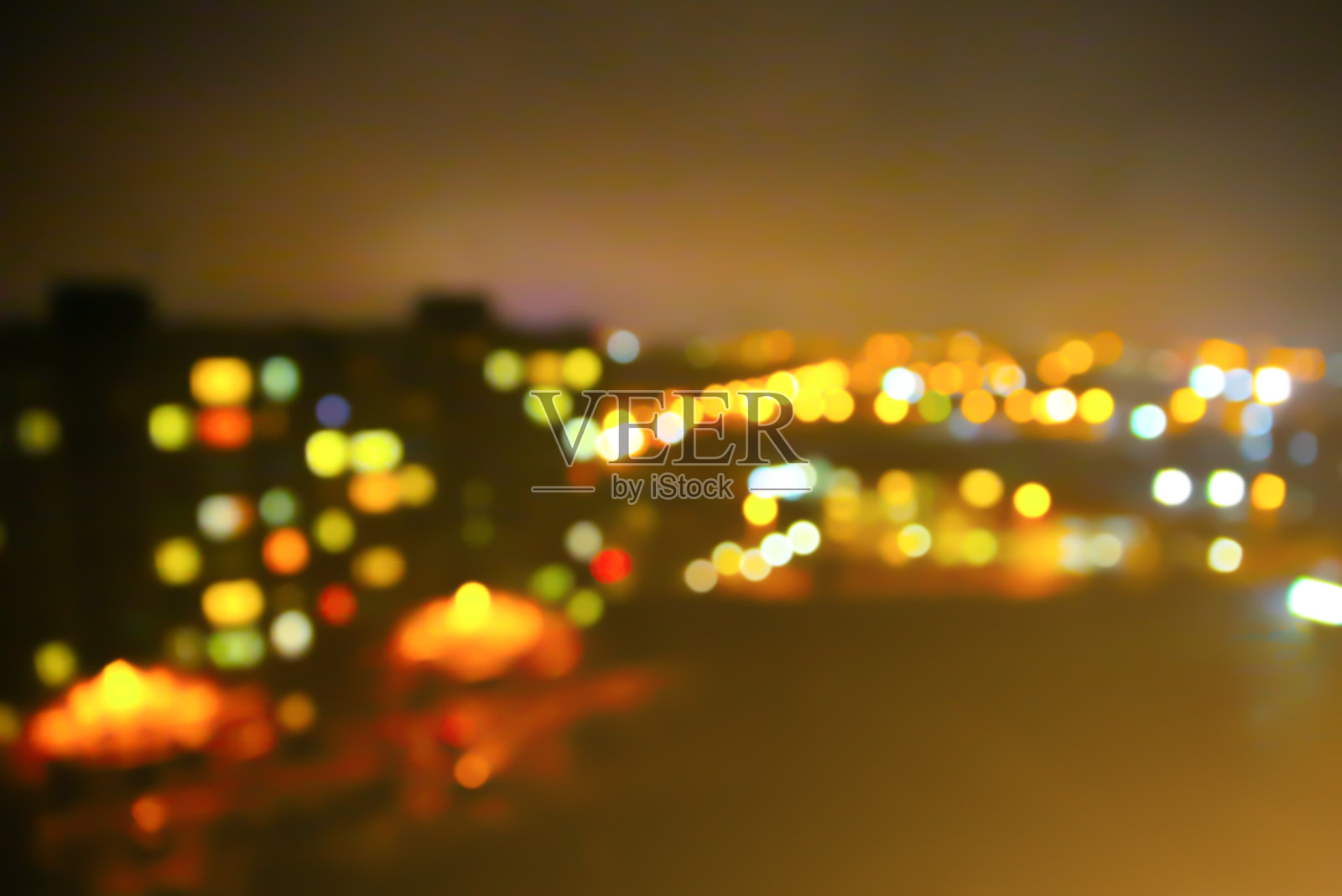 模糊的夜晚城市灯光照片。散景效果中的抽象图案背景。照片摄影图片