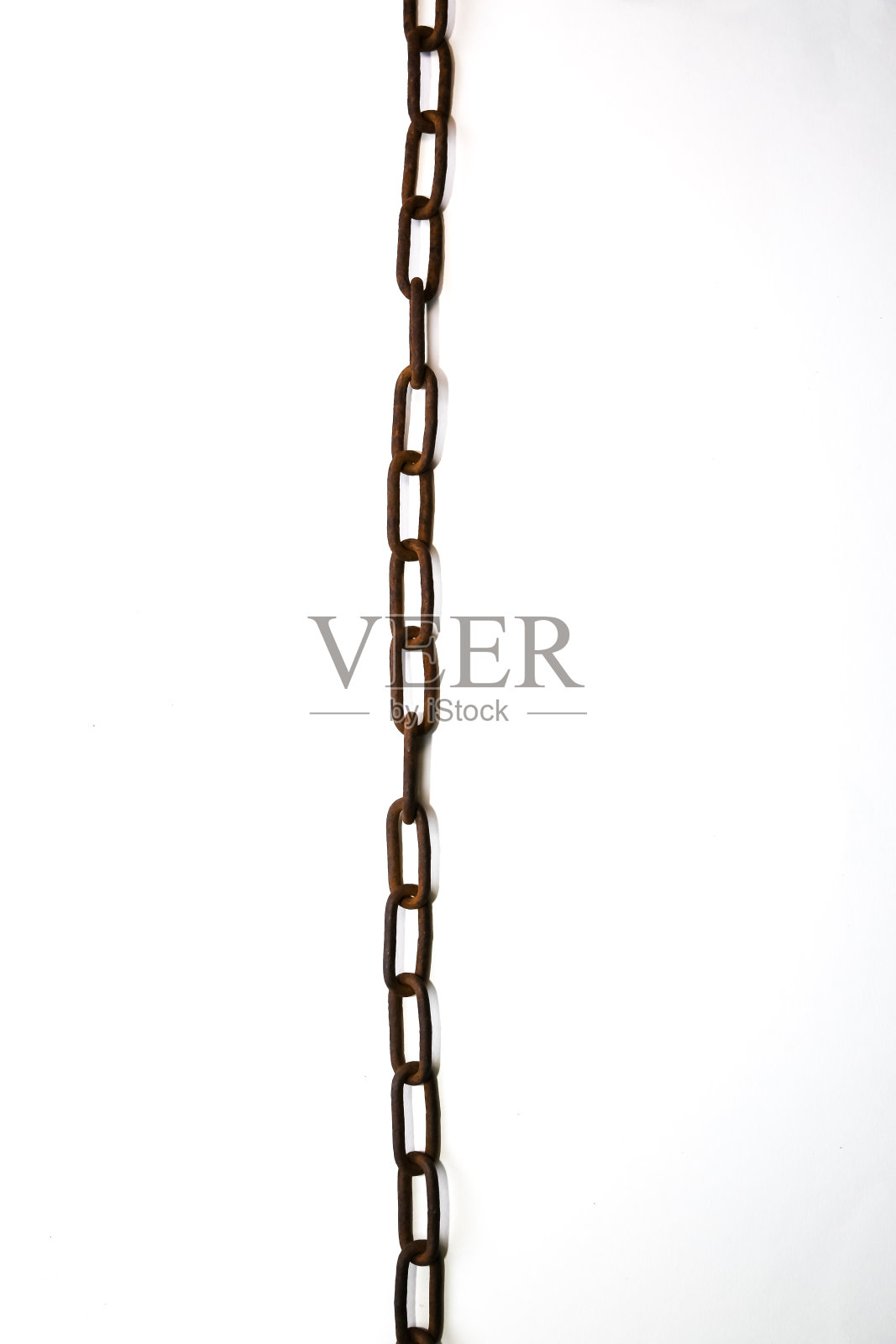 生锈的铁链躺在桌子上。照片摄影图片