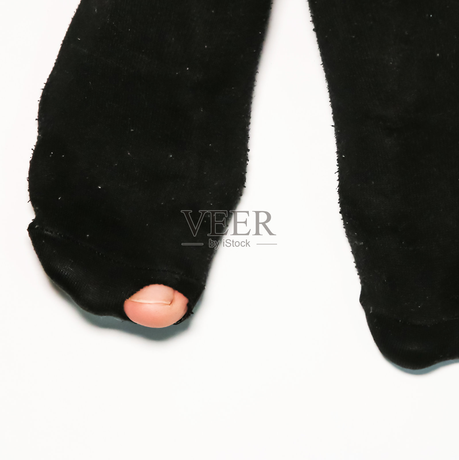 男人脚上的破袜子。破旧的衣服。可怜的人。照片摄影图片