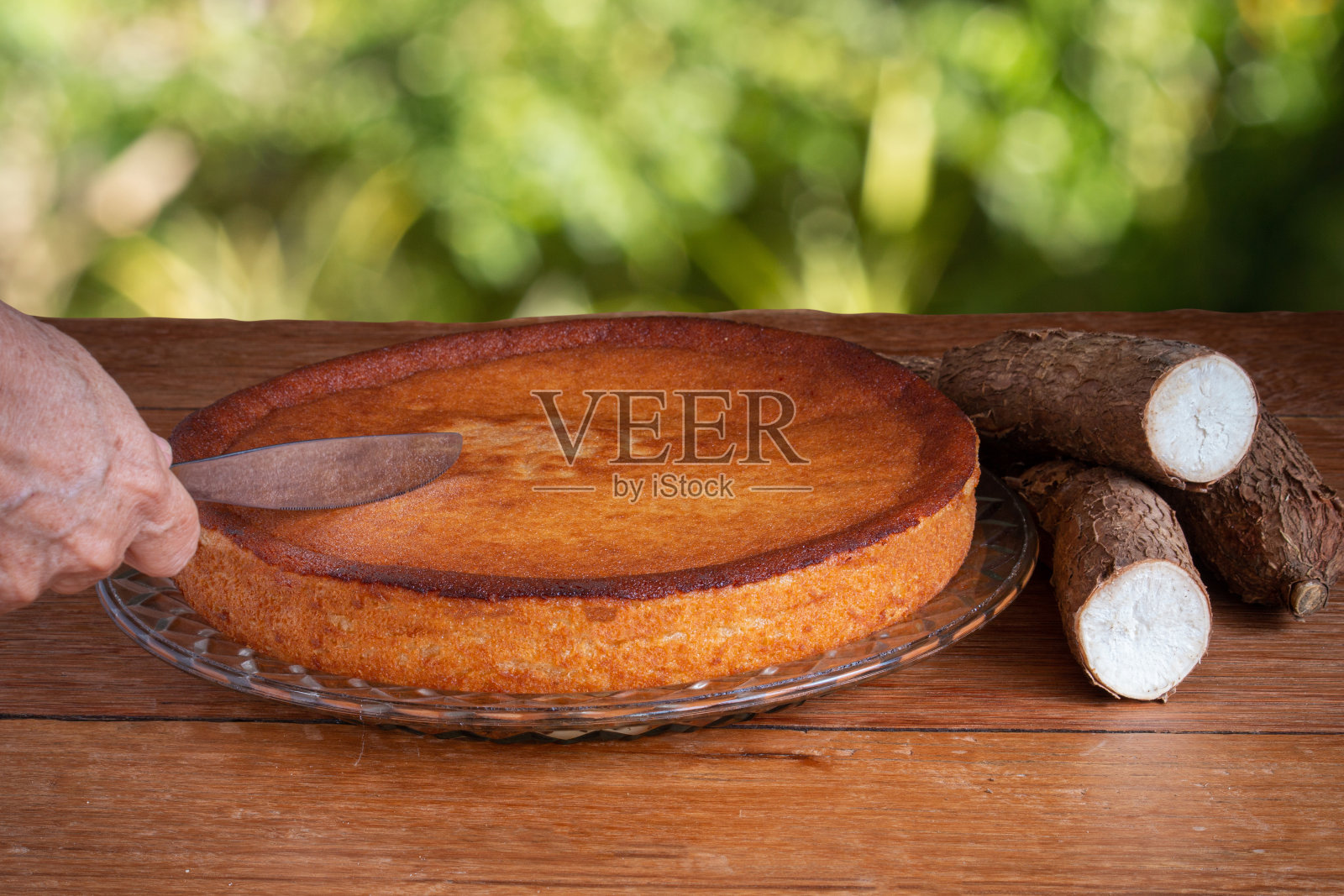 在绿色背景上手工切割木薯蛋糕。本空间照片摄影图片