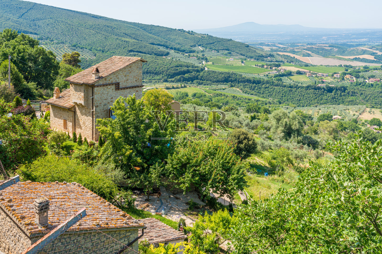 Civitella del Lago，意大利翁布里亚特尔尼省俯瞰科尔巴拉湖的美丽村庄。照片摄影图片