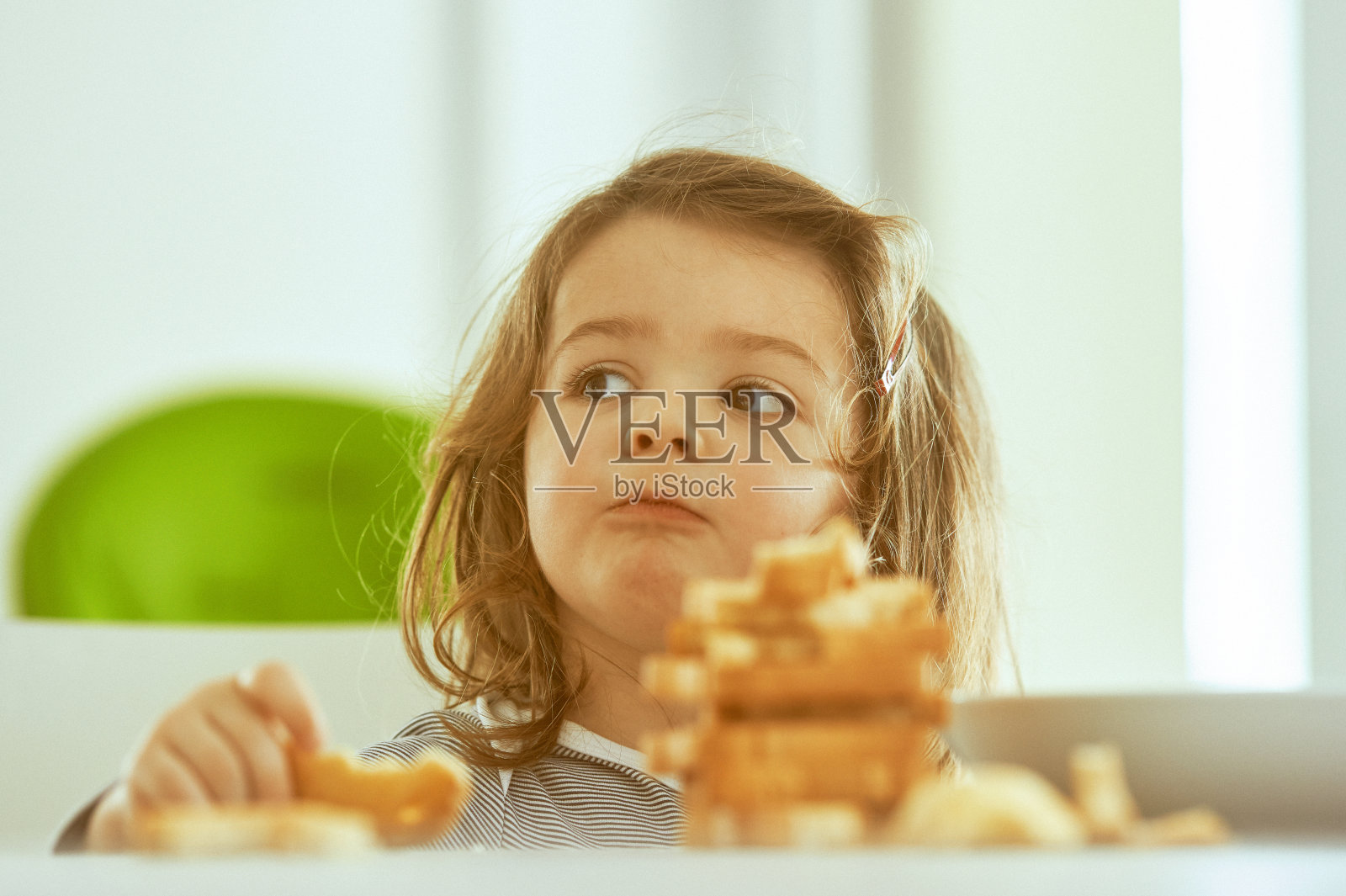 小女孩很好奇，在吃面包片照片摄影图片