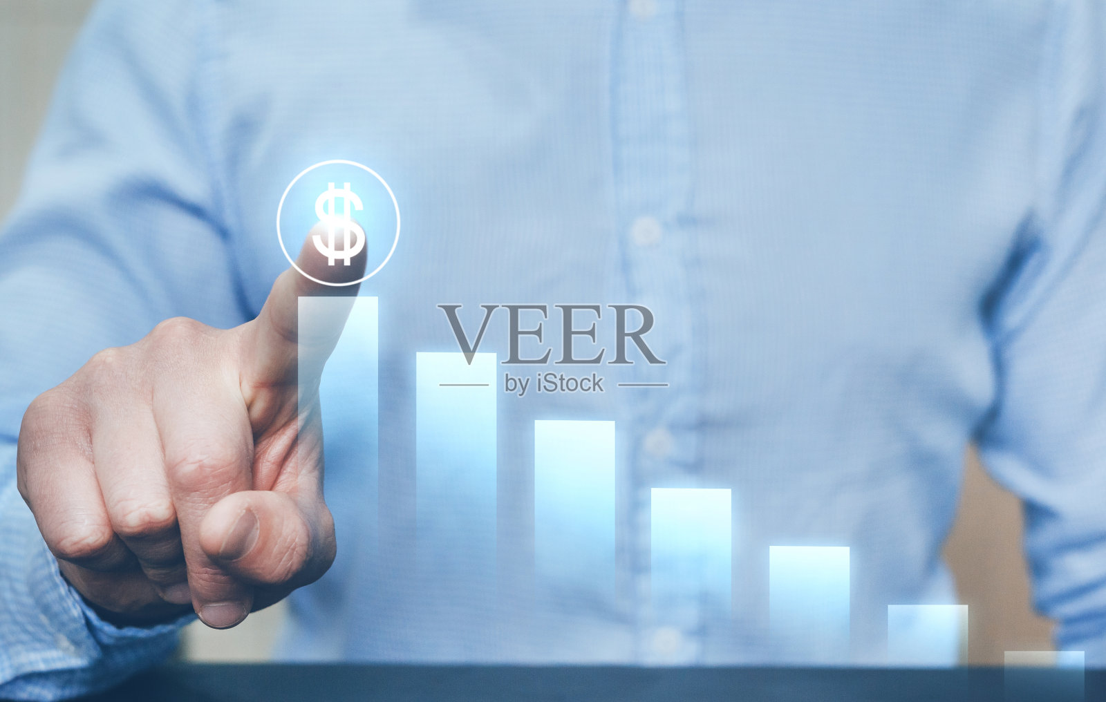 商人指着美元的符号。发展到成功，成长到成长的理念。启动照片摄影图片