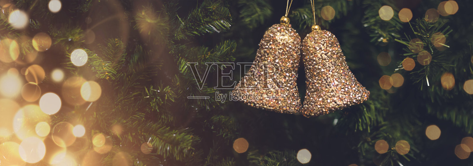 2021圣诞快乐新年快乐，挂在圣诞树上的金色铃铛特写照片摄影图片
