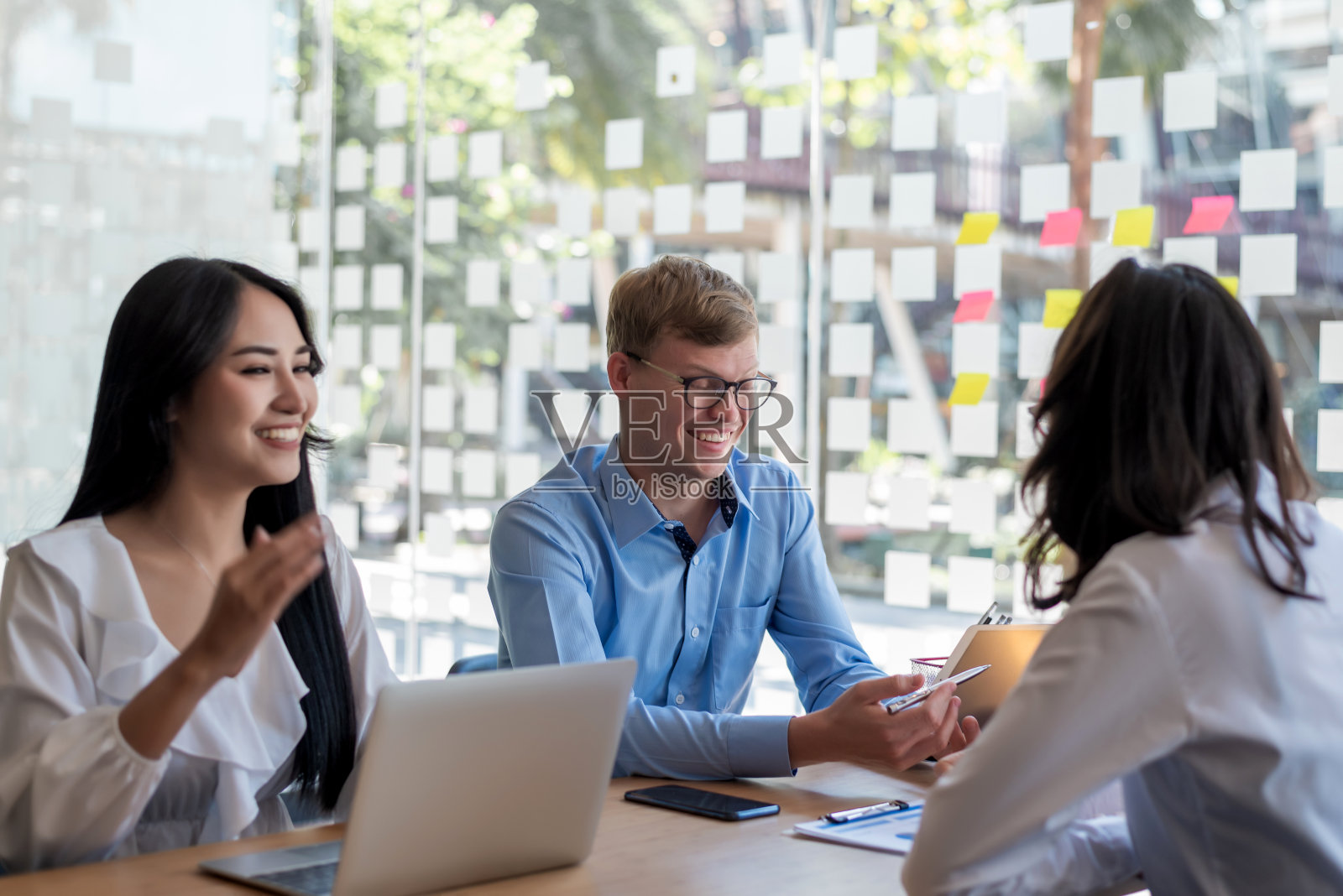 亚洲商务人员在会议室讨论文件和计划财务图表分析。照片摄影图片