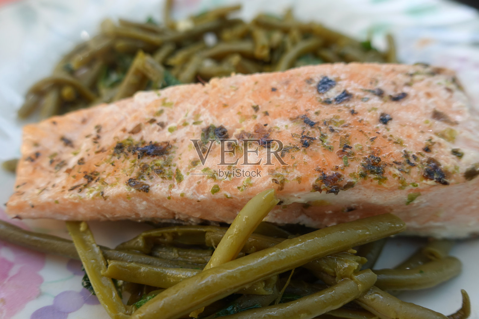 新鲜的鲑鱼与干海藻一起煮，配以土豆泥照片摄影图片