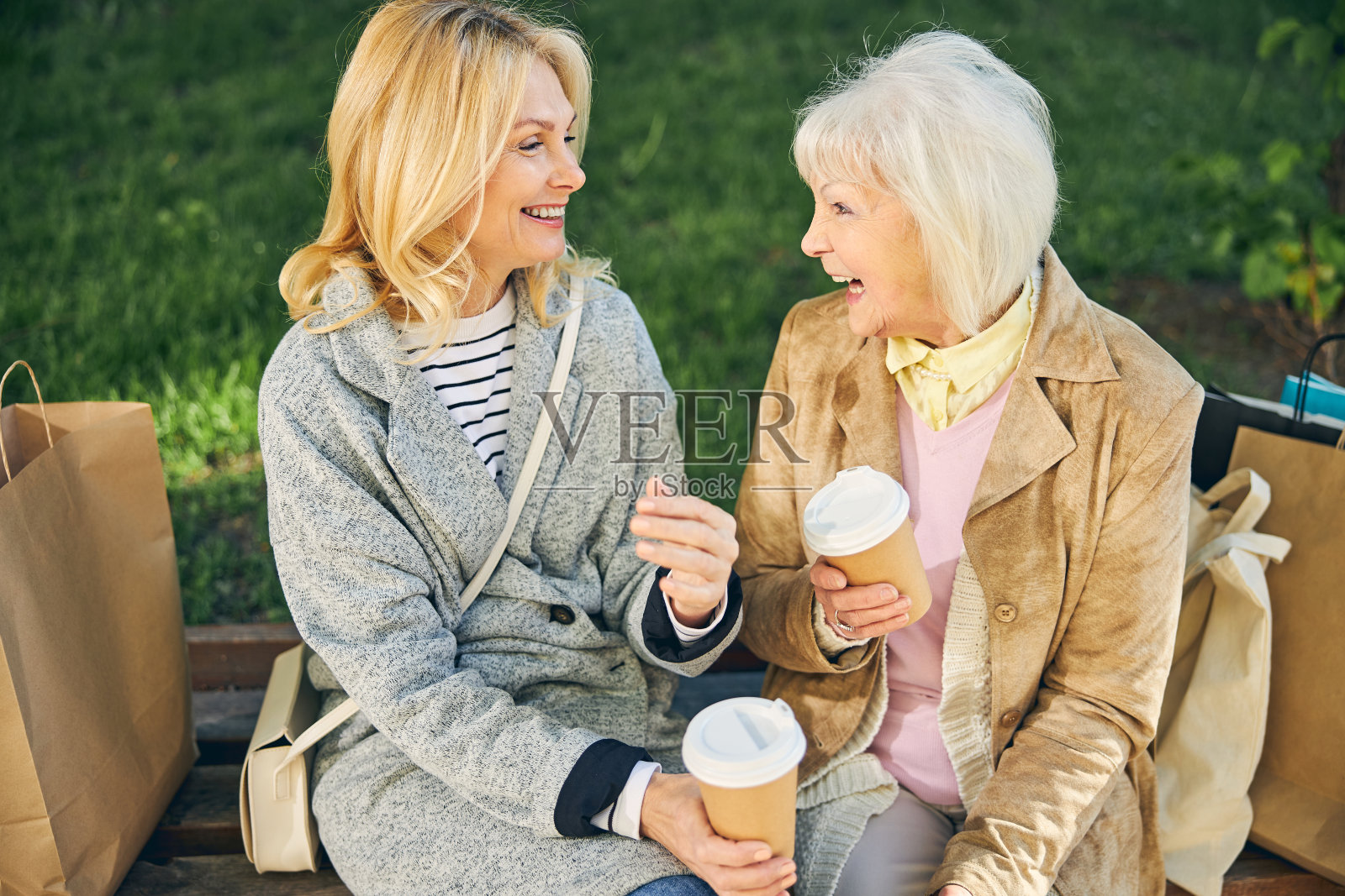 快乐的微笑女人花时间在城市公园照片摄影图片