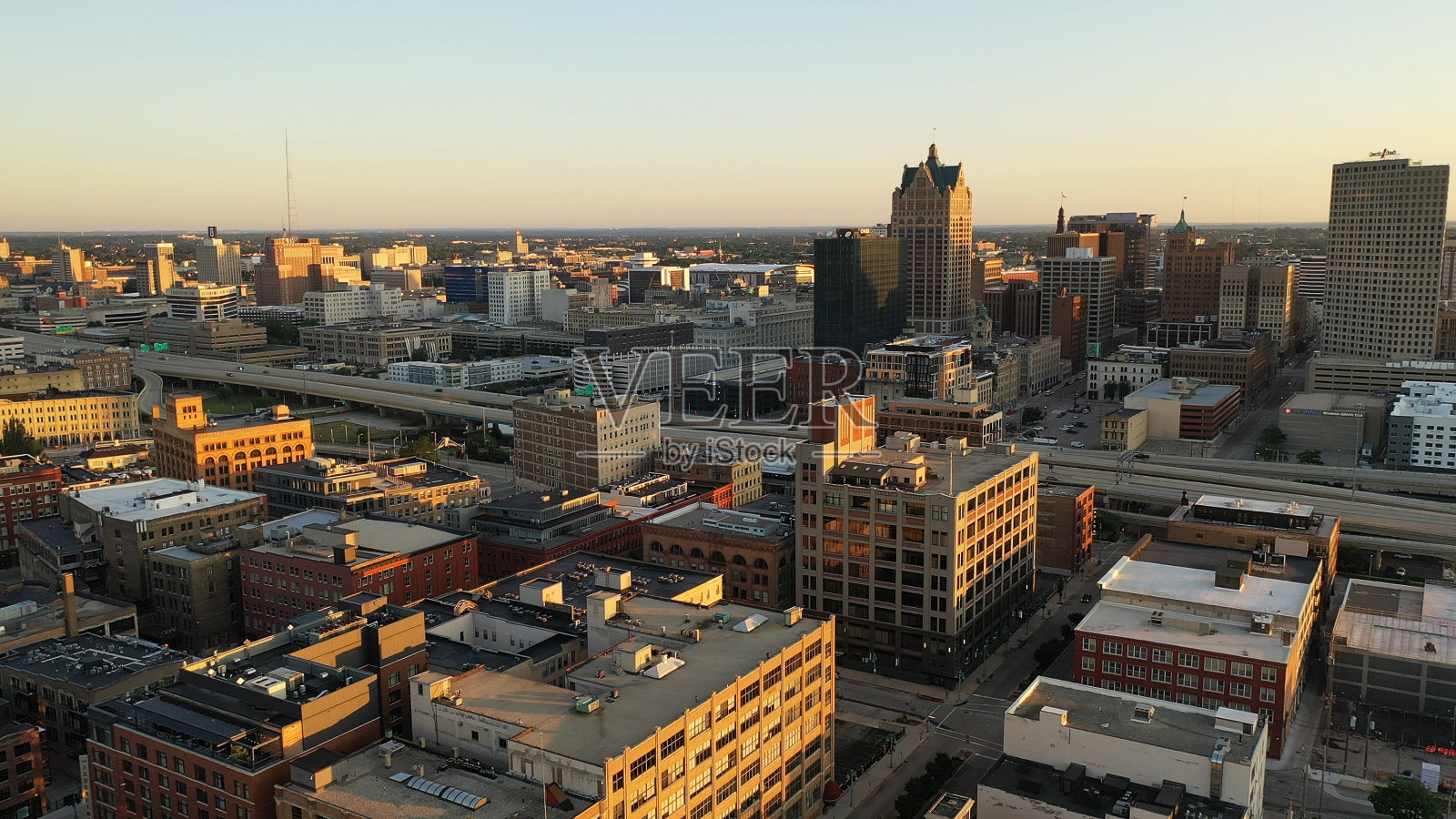 威斯康辛州密尔沃基/美国- 2020年7月14日:威斯康辛州密尔沃基市中心鸟瞰图照片摄影图片