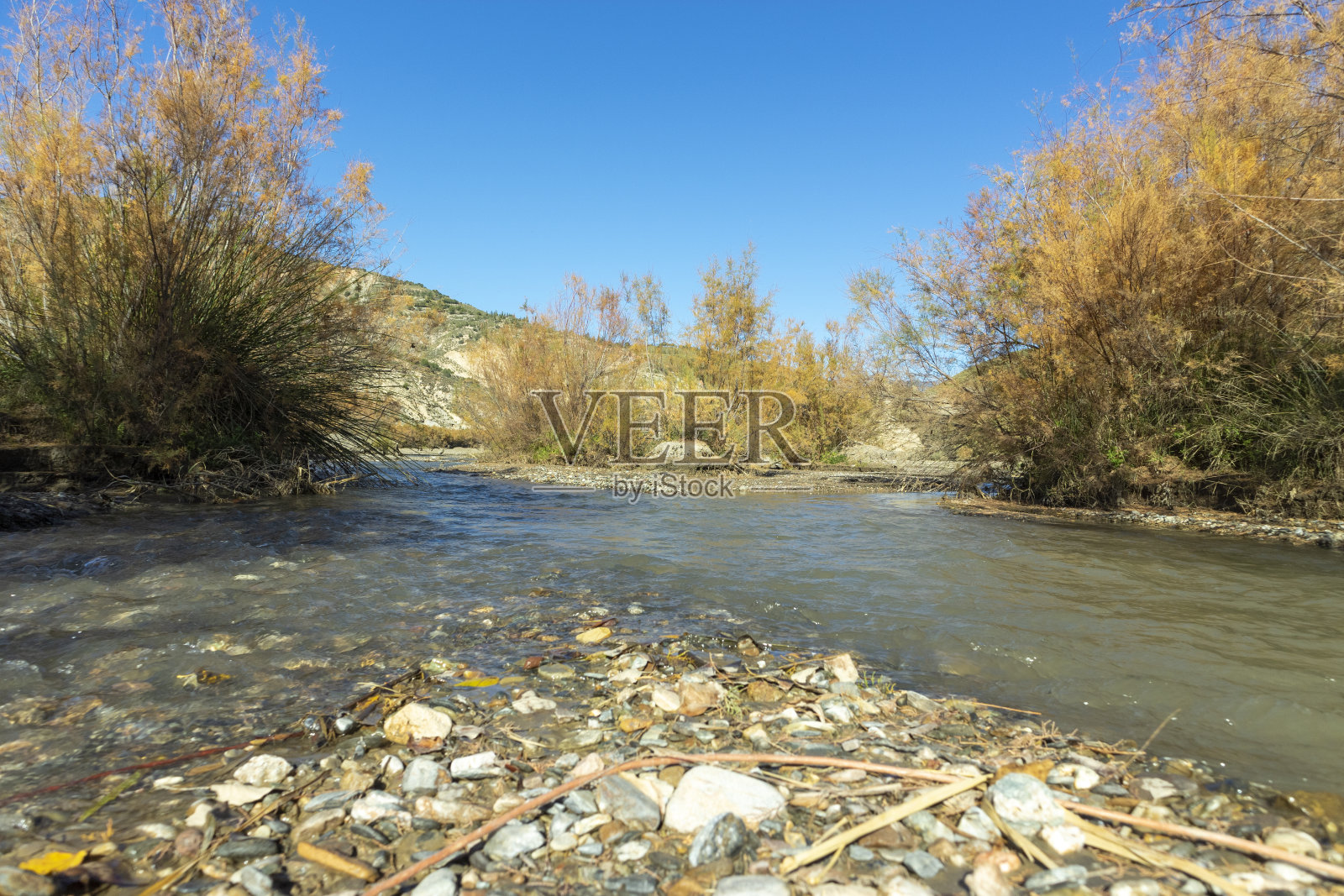 清澈的河水流向贝纳尔水库照片摄影图片