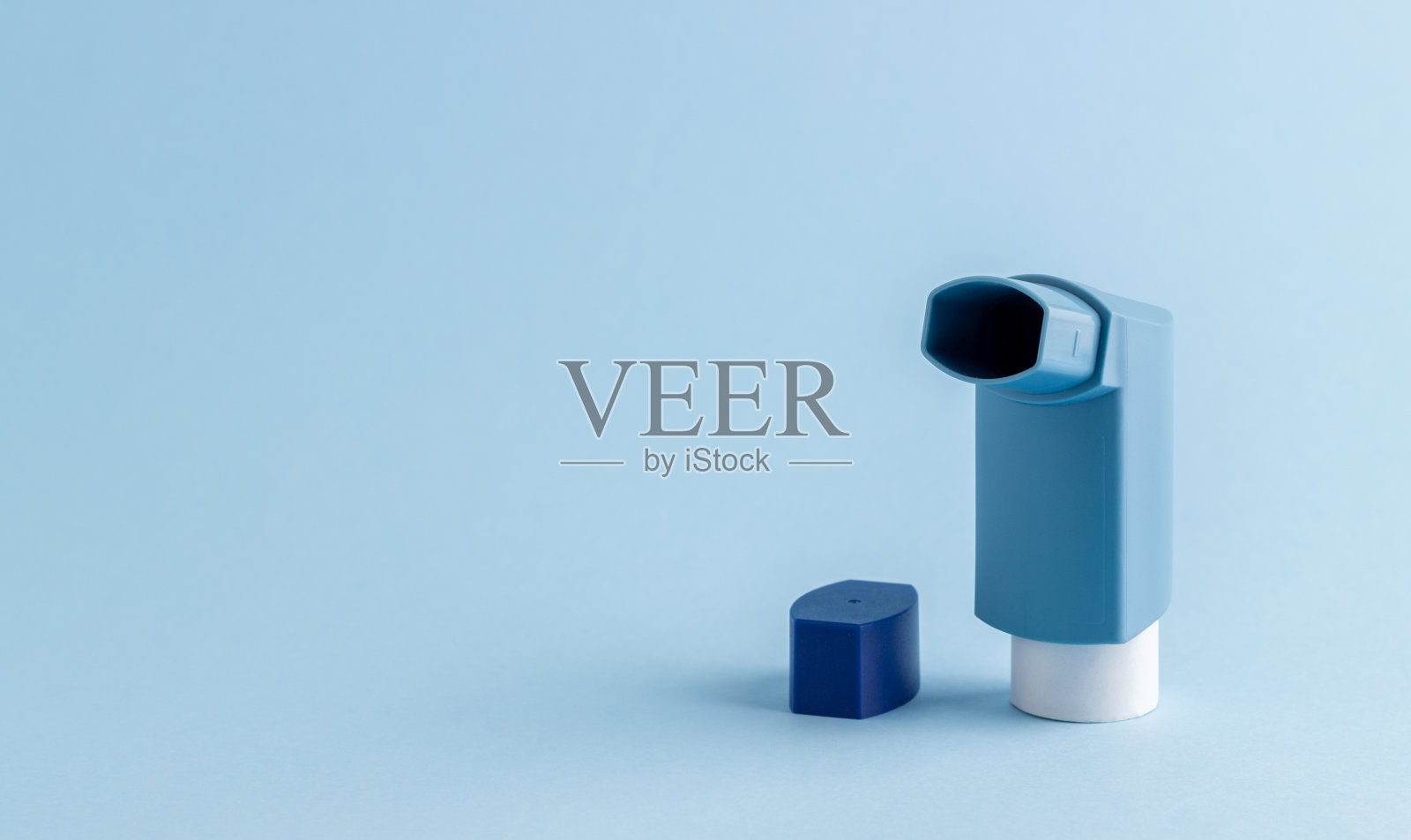 蓝色背景的吸入器。医学。健康。呼吸道疾病（呼吸系统疾病）实物模型。照片摄影图片