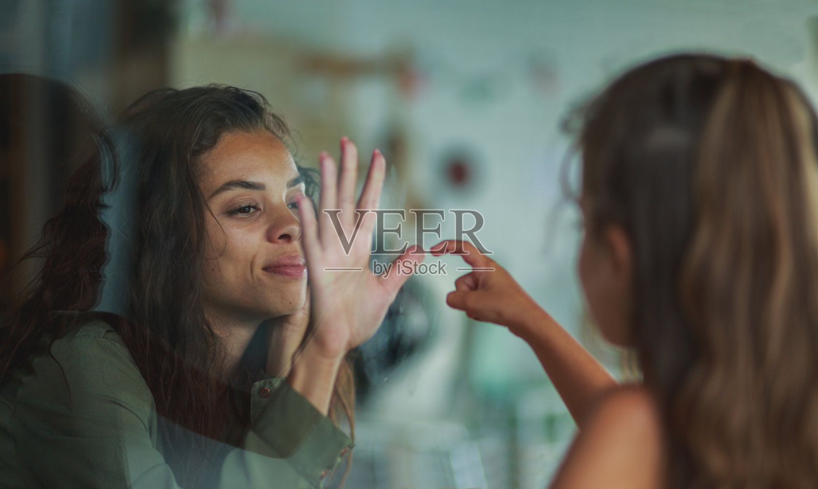 母亲和女儿在隔离期间的感人时刻照片摄影图片