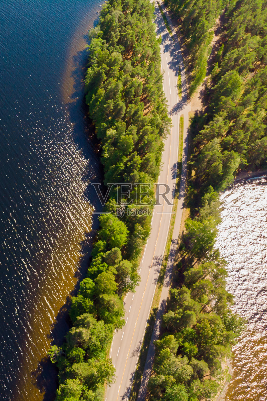 芬兰Paijanne国家公园的Paijanne湖上的Pulkkilanharju山脊鸟瞰图。照片摄影图片