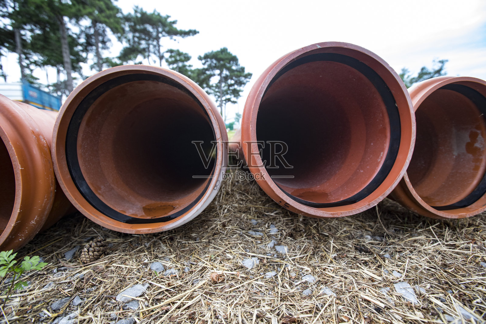 低角度查看特写的塑料管施工现场照片摄影图片