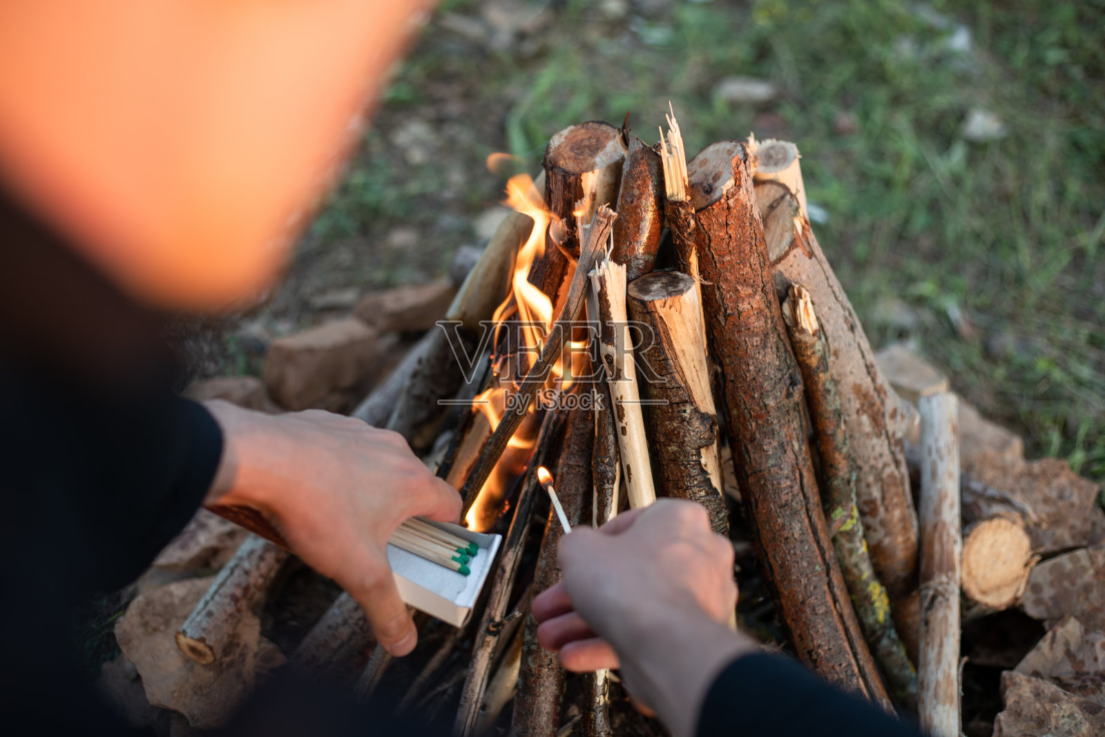 一个年轻人用火柴点火照片摄影图片