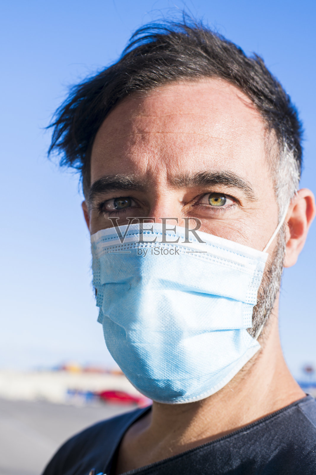 戴口罩的年轻人照片摄影图片