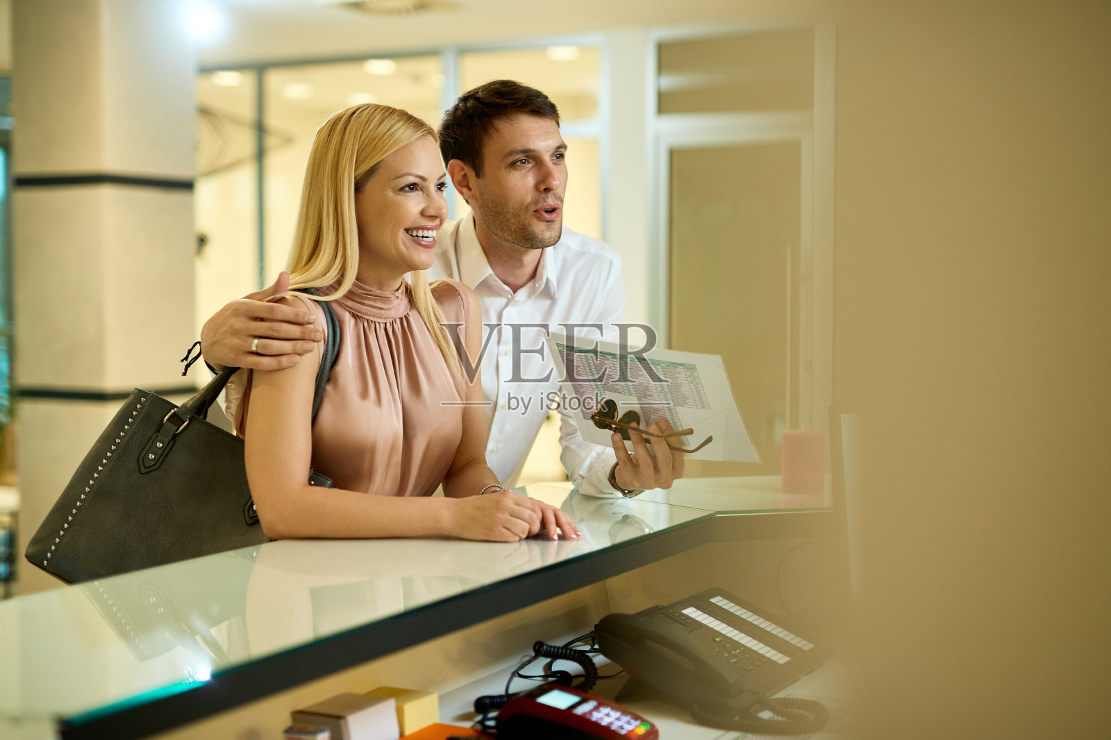 您好，我们想入住贵酒店!照片摄影图片