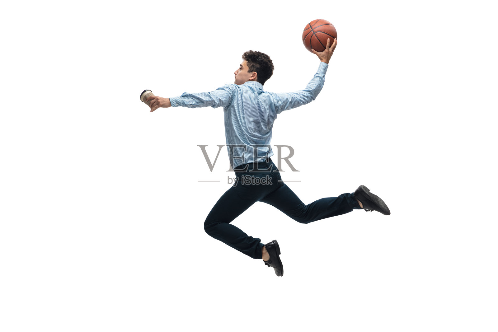 穿工作服的男人在白色背景上打篮球。不寻常的商业活动，行动。运动,健康的生活方式。照片摄影图片