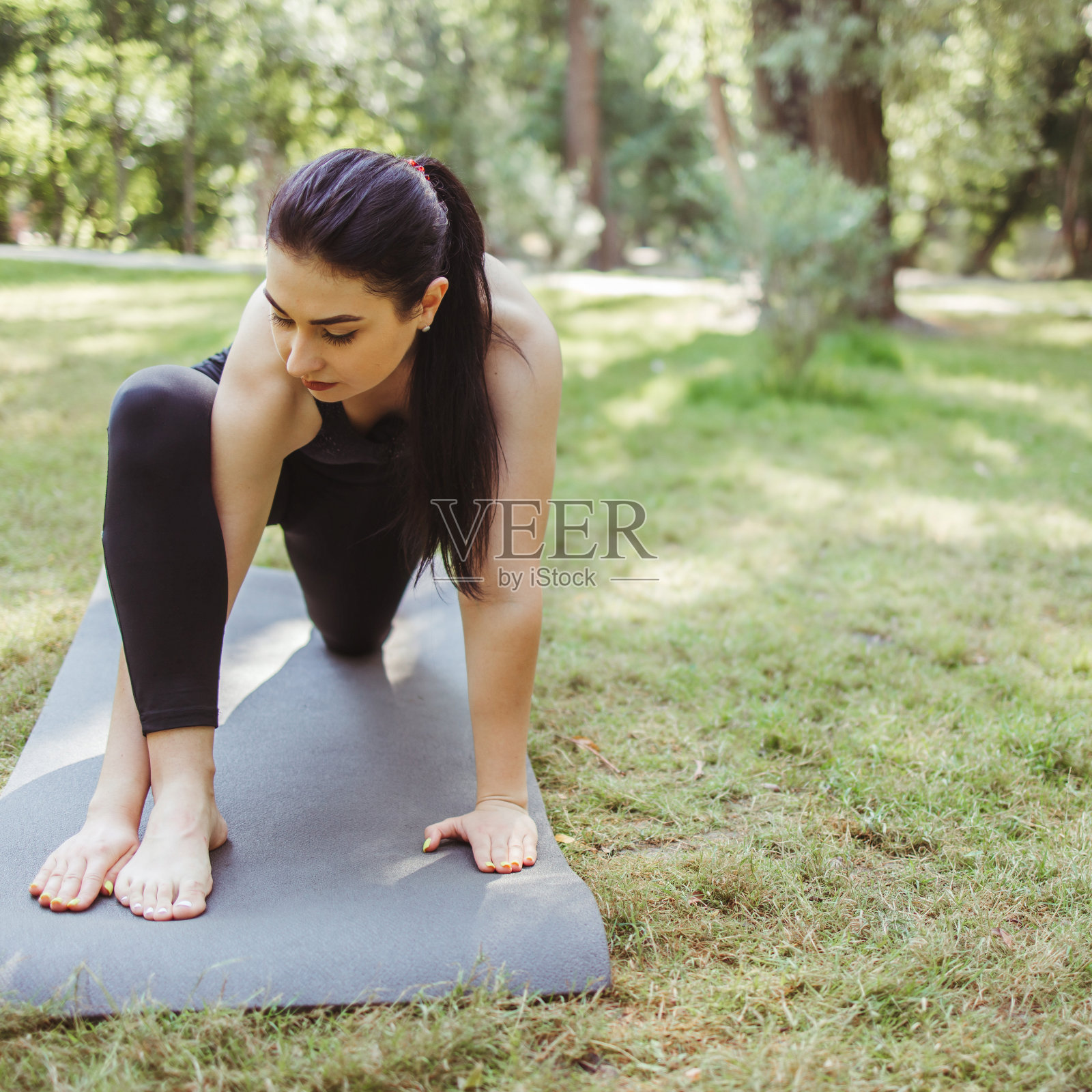 健身的女人在公园里做早操照片摄影图片