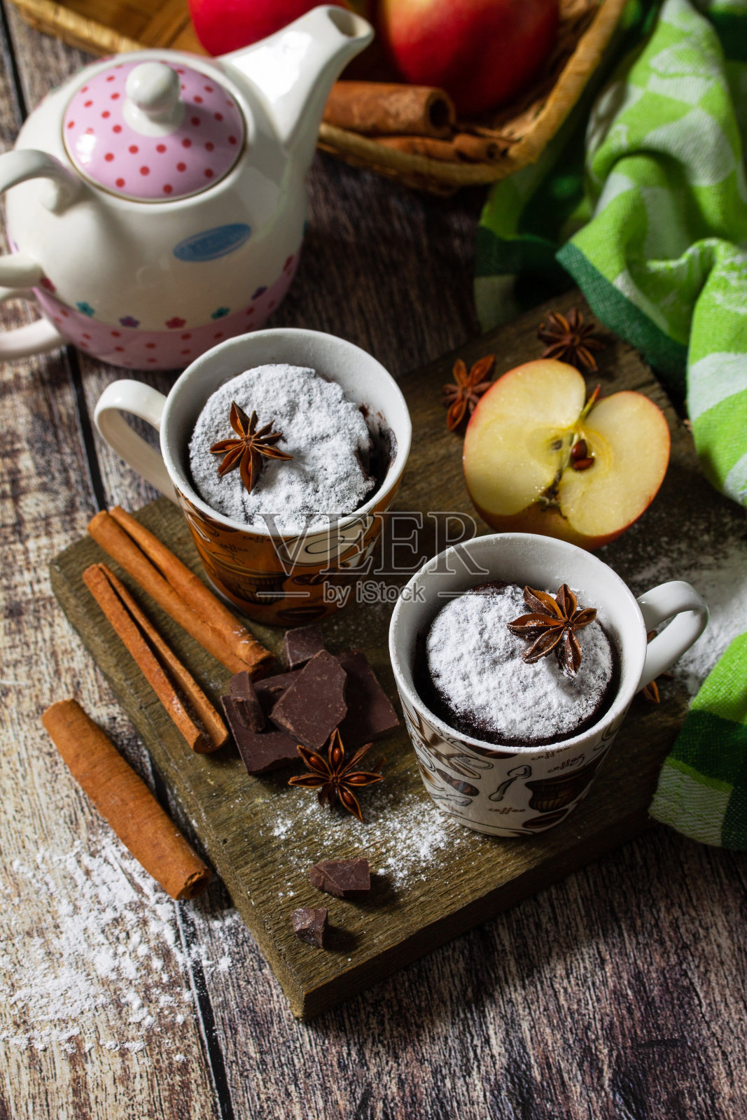 快秋天甜点。秋天苹果派蛋糕与红苹果和香料在一个乡村背景。副本的空间。照片摄影图片