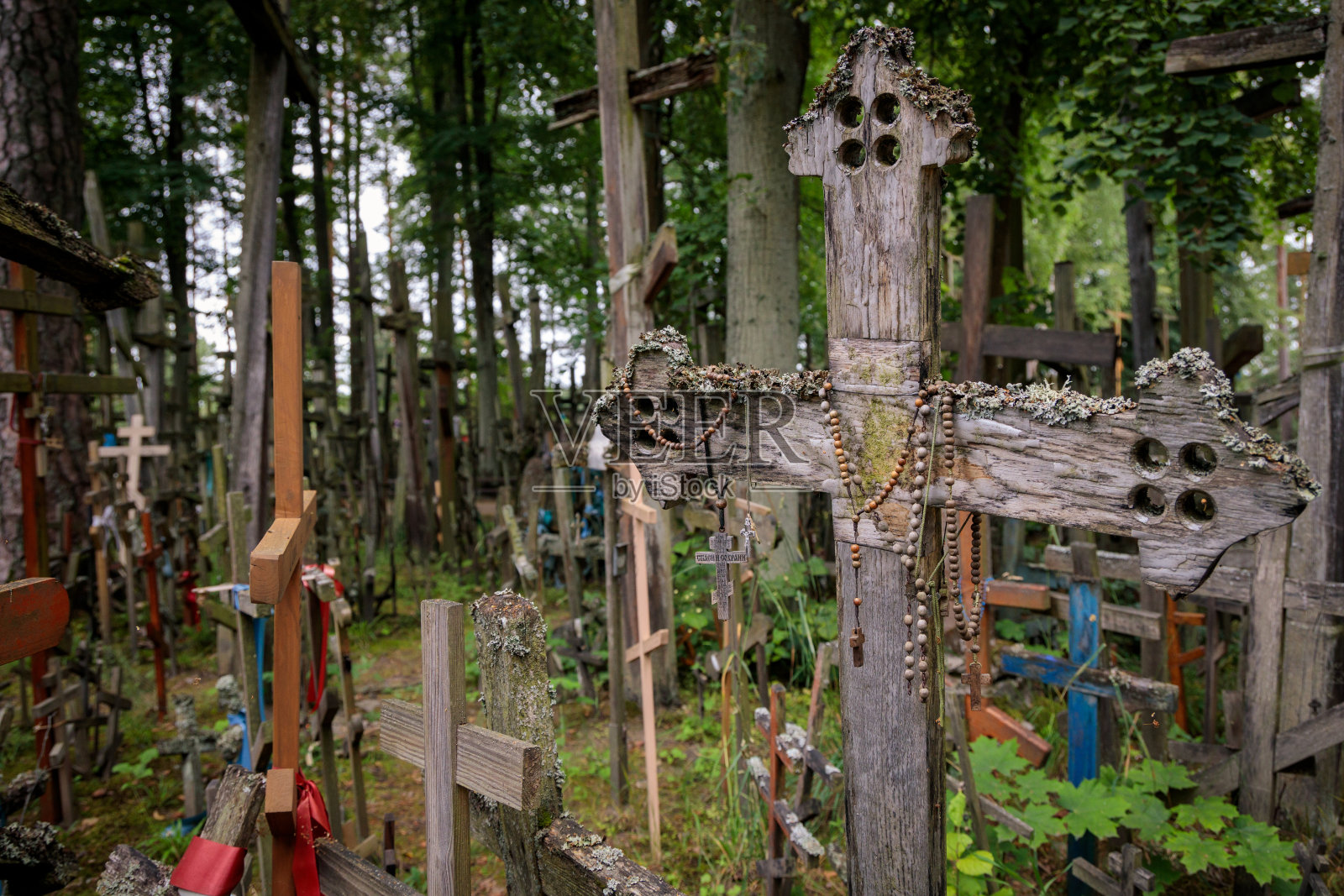 波兰格拉巴尔卡圣山上的东正教十字架照片摄影图片