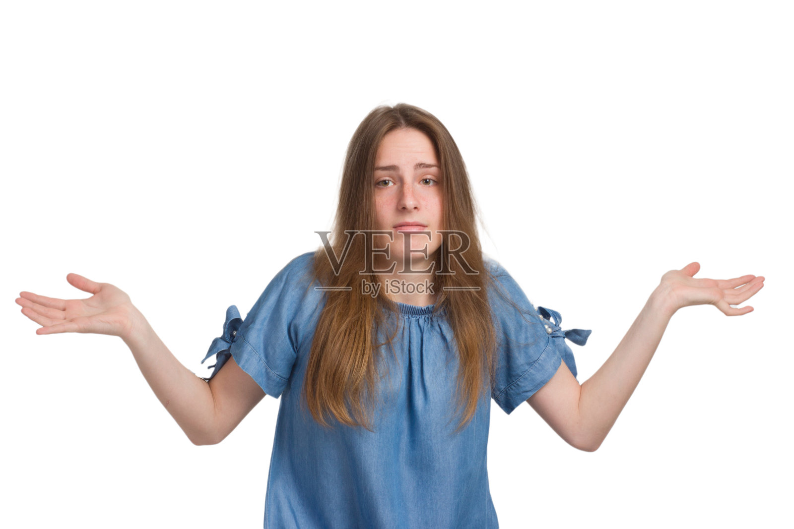 一个穿着蓝色连衣裙的长发少女。孤立在白色背景上照片摄影图片