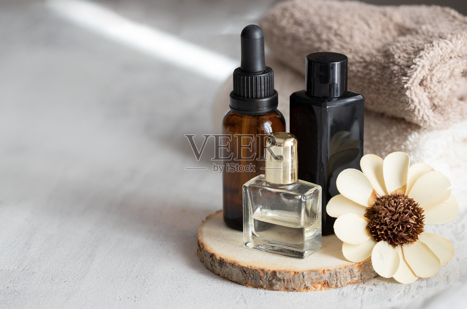 美丽的水疗组合和健康概念精油瓶，香薰蜡烛，毛巾，花和复印空间照片摄影图片