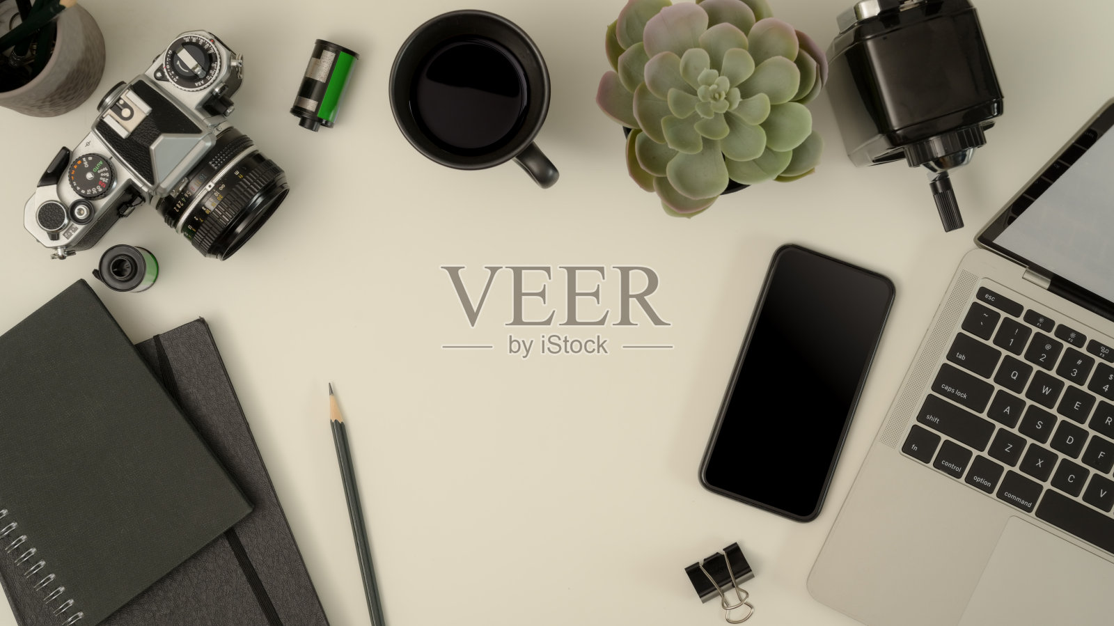 模拟场景创造者与数字设备，笔记本，用品，装饰和复制空间在白色的桌子上照片摄影图片