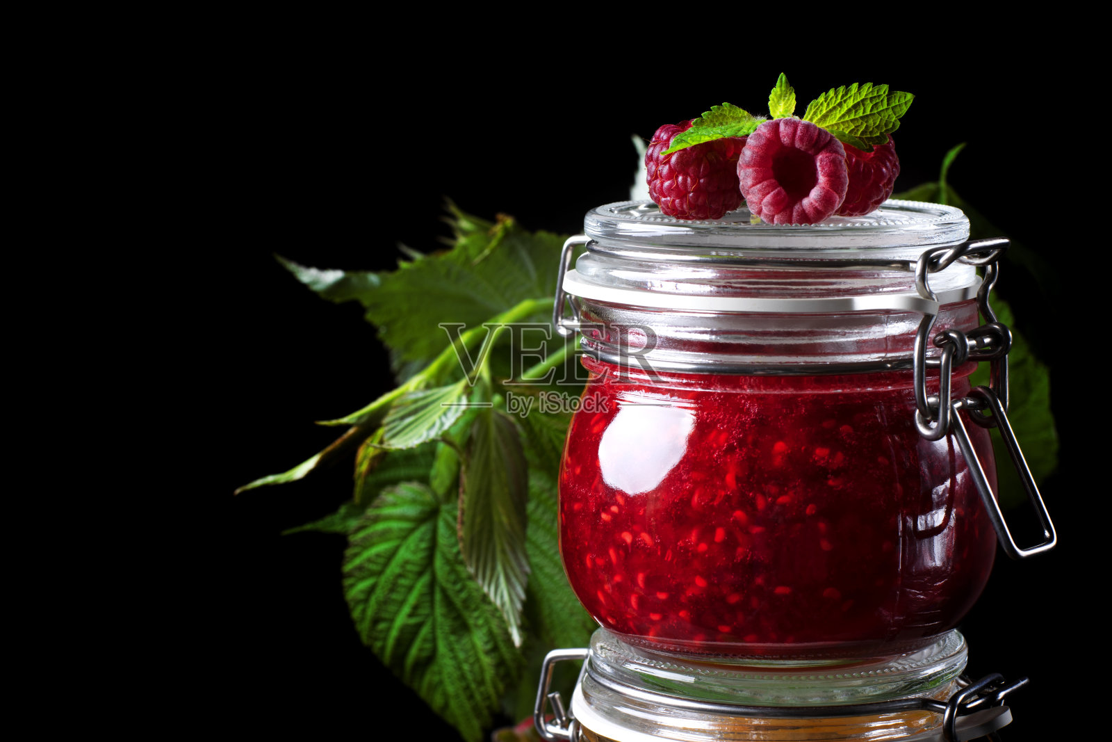 玻璃罐中的覆盆子果酱照片摄影图片