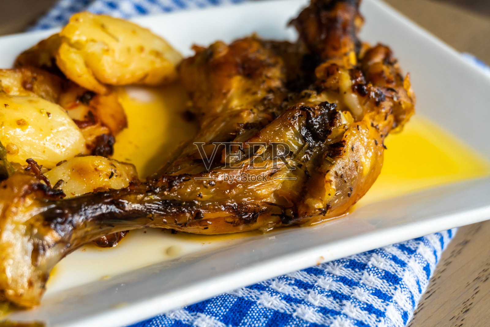 烤鸡腿配土豆青椒照片摄影图片