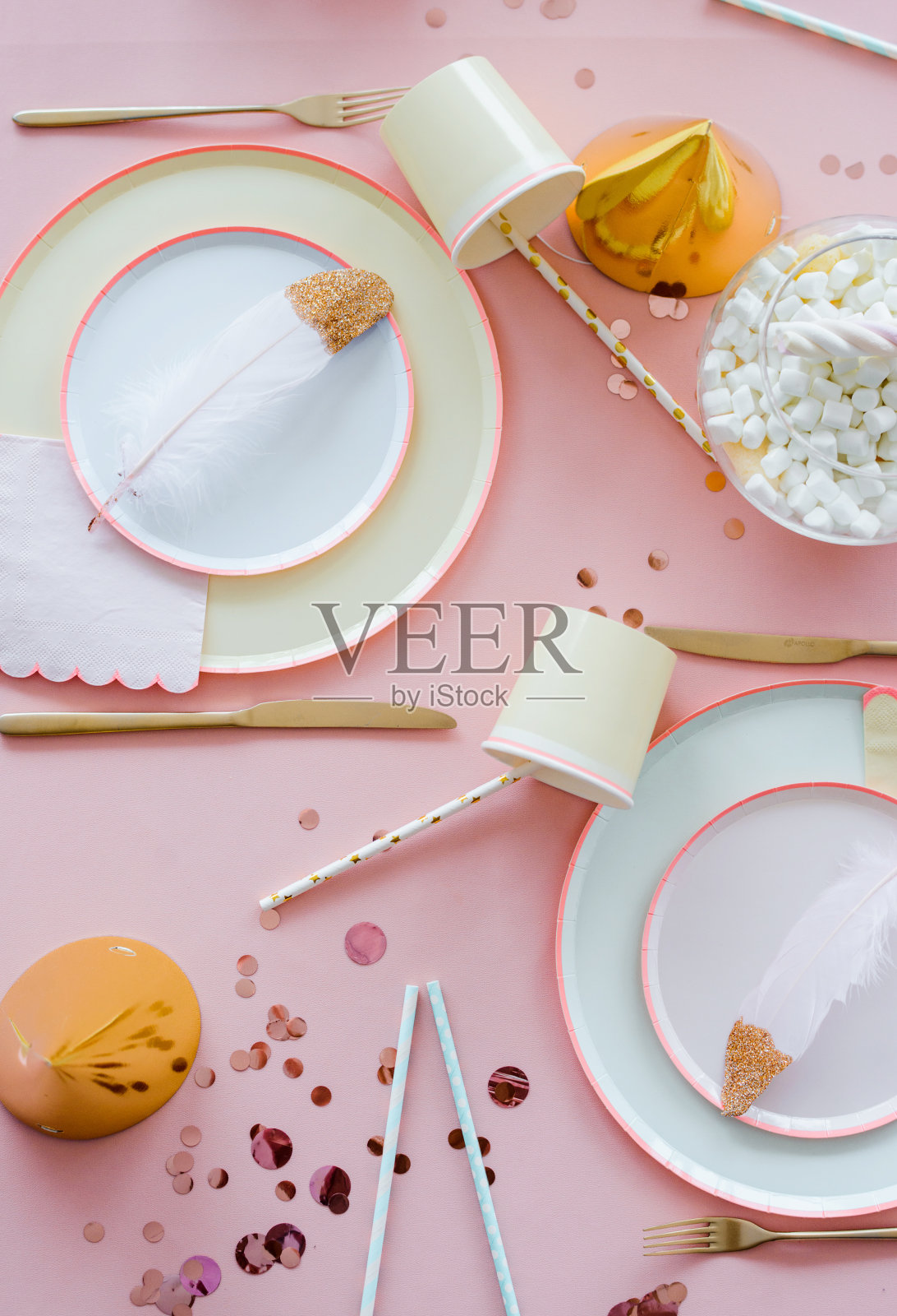 色彩柔和的宴会餐桌，粉红色的桌布，照片摄影图片