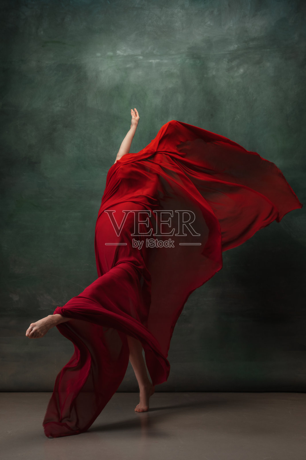 年轻优雅温柔的芭蕾舞女演员在深绿色的工作室背景照片摄影图片