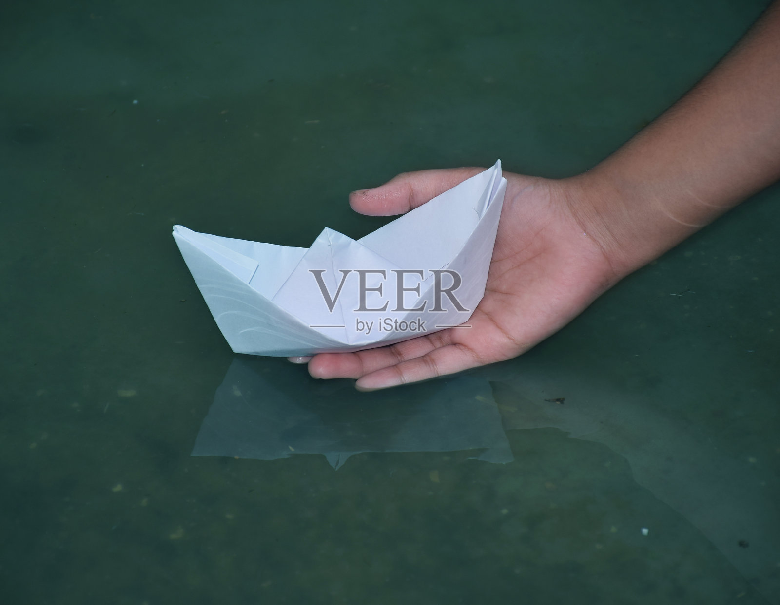 下水纸船照片摄影图片