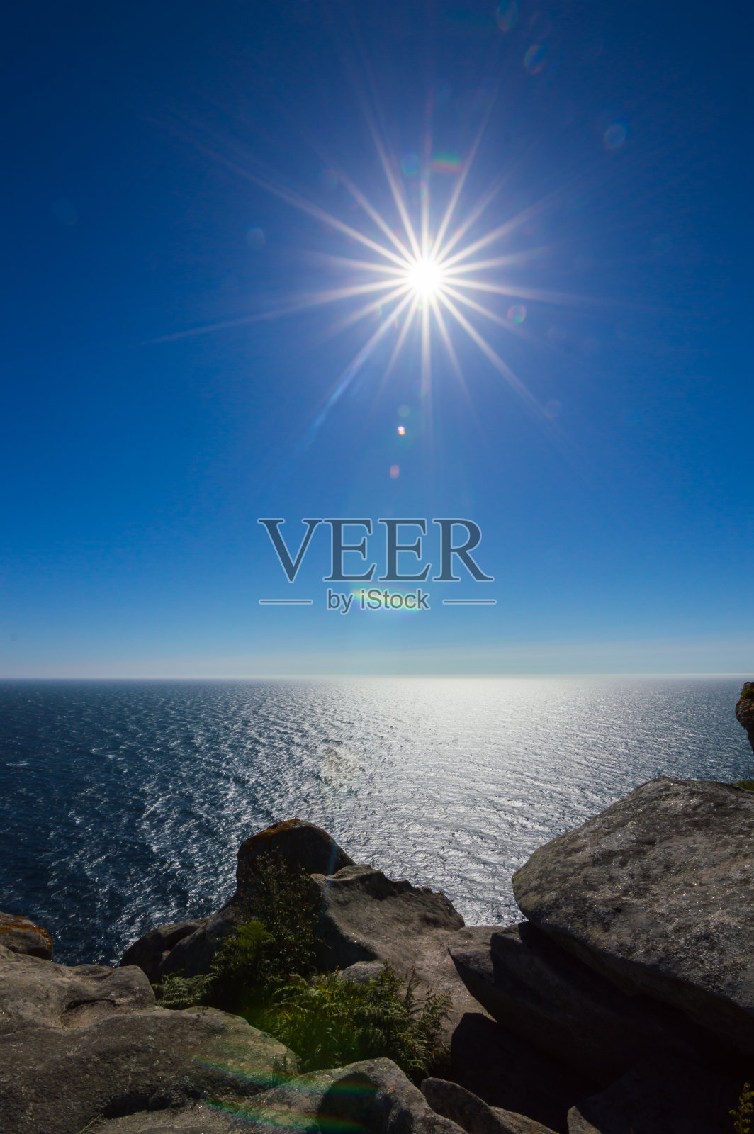 在圣地亚哥大教堂旁，石拱建筑构成了一个美丽的消失点和对称。圣地亚哥德孔波斯特拉，西班牙照片摄影图片