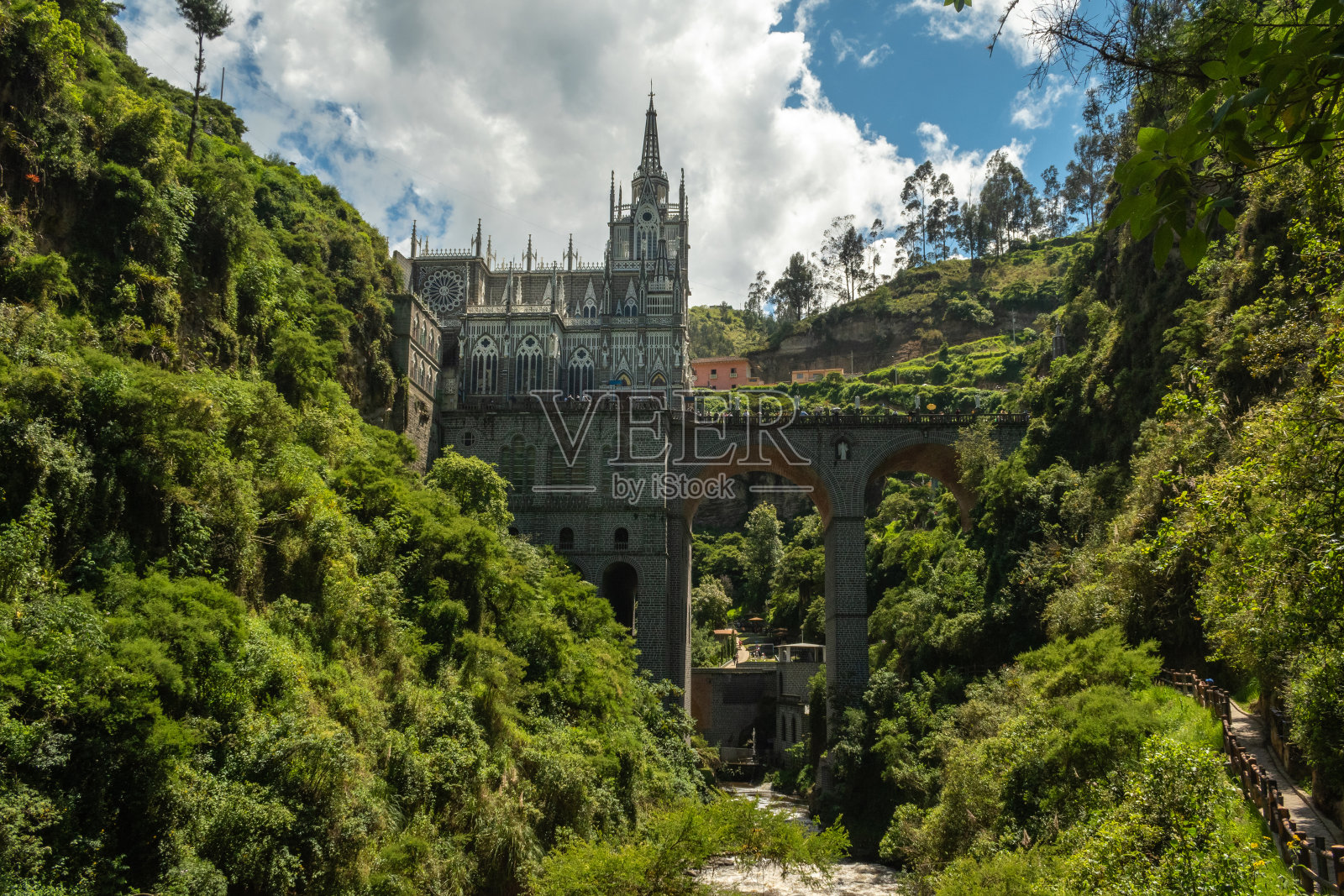 藏在山中的教堂在等着你照片摄影图片