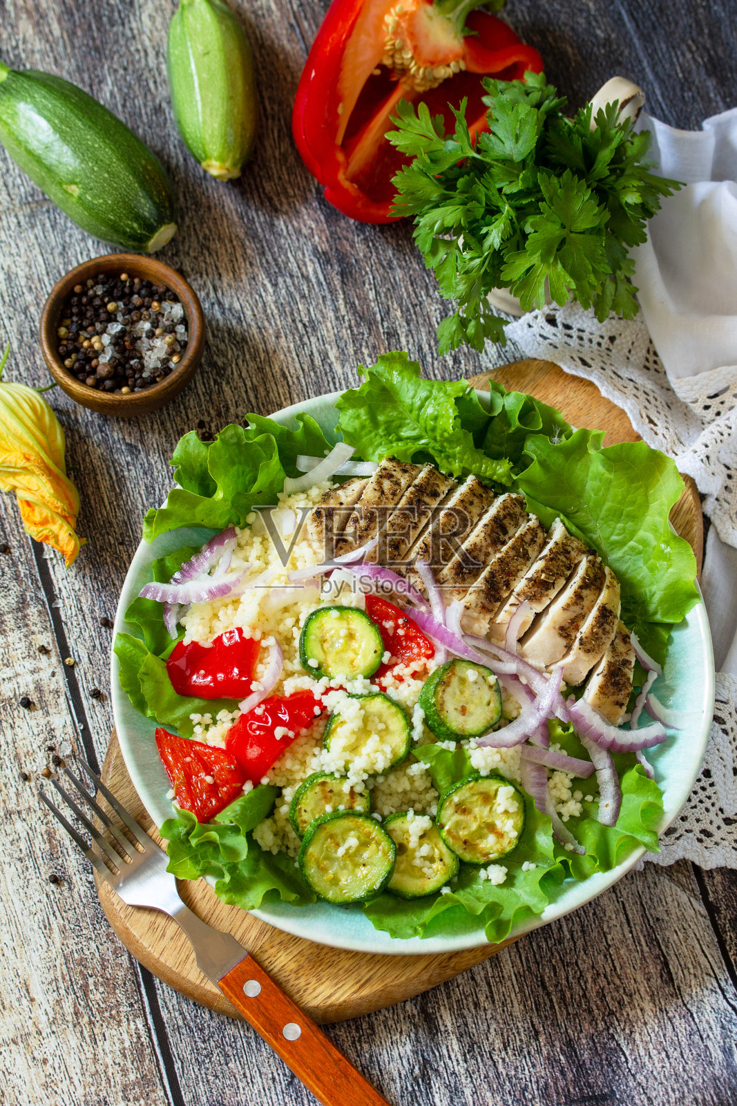 东方美食。夏日午餐，健康沙拉配蒸粗麦粉，烤蔬菜和莴苣。照片摄影图片